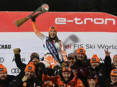 Na snímke slovenská lyžiarka Petra Vlhová (hore) sa teší so svojím realizačným tímom z víťazstva v nočnom slalome Svetového pohára žien v rakúskom Flachau