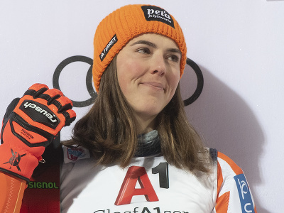 Na snímke slovenská lyžiarka Petra Vlhová sa teší  na pódiu z víťazstva v nočnom slalome Svetového pohára žien v rakúskom Flachau