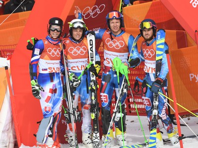 Zľava Petra Vlhová, Veronika Velez-Zuzulová, Adam Žampa a Andreas Žampa pózujú počas paralelného slalomu