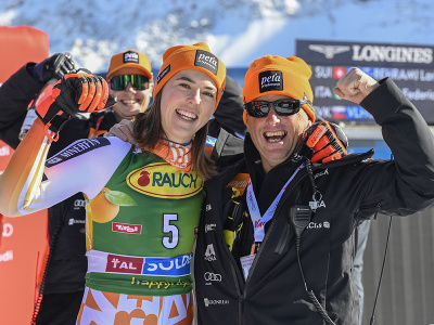Slovenská lyžiarka Petra Vlhová sa teší s trénerom Maurom Pinim z tretieho miesta v obrovskom slalome Svetového pohára v rakúskom Söldene