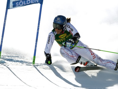 Slovenská alpská lyžiarka Petra Vlhová počas 1. kola sobotňajšieho obrovského slalomu na ľadovci v rakúskom Söldene