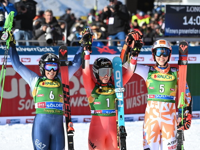 Slovenská lyžiarka Petra Vlhová (vpravo) sa teší z tretieho miesta v obrovskom slalome Svetového pohára v rakúskom Söldene