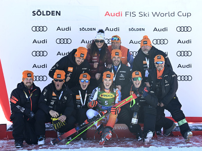 Slovenská lyžiarka Petra Vlhová sa teší so svojím tímom z tretieho miesta v obrovskom slalome Svetového pohára v rakúskom Söldene