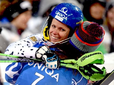 Ilustračné foto: Petra Vlhová a Veronika Velez-Zuzulová po vynikajúcom slalome vo Flachau