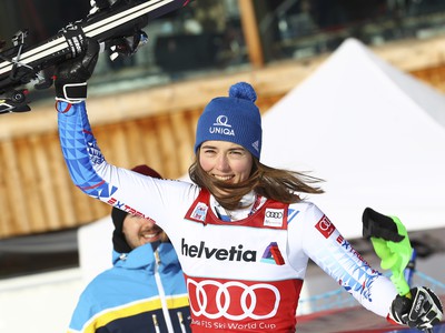 Slovenská lyžiarka Petra Vlhová sa teší po triumfe v paralelnom slalome žien