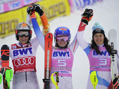 Petra Vlhová, Mikaela Shiffrinová a Wendy Holdenerová na pódiu v slalome v americkom Killingtone