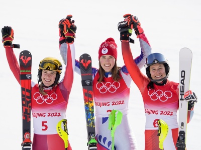 Strieborná Katharina Liensbergerová, zlatá Petra Vlhová a bronzová Wendy Holdenerová pózujú po slalome žien v Pekingu