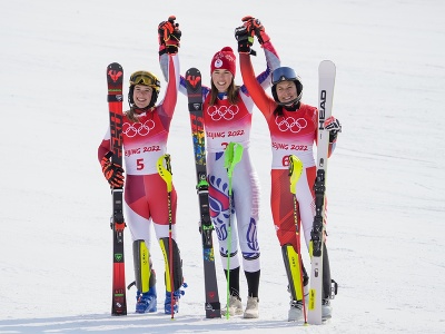 Strieborná Katharina Liensbergerová, zlatá Petra Vlhová a bronzová Wendy Holdenerová pózujú po slalome žien v Pekingu