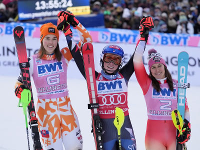 Slovenská lyžiarka Petra Vlhová (vľavo) obsadila druhé miesto v slalome Svetového pohára v americkom Killingtone