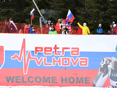 Fanúšikovia slovenskej lyžiarky Petry Vlhovej počas 2. kola slalomu Svetového pohára