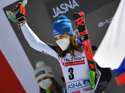 Petra Vlhová pózuje na pódiu s trofejou po víťazstve v obrovskom slalome v Jasnej