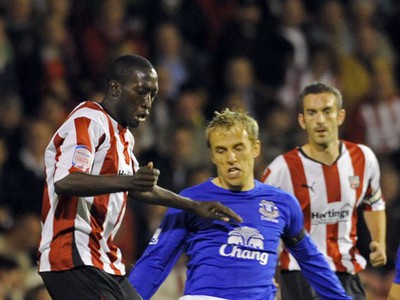Phil Neville medzi hráčmi