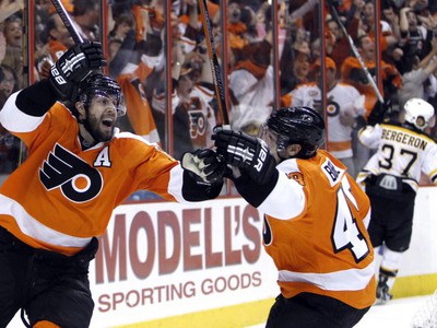 Simon Gagne a Danny Brier oslavujú gól 