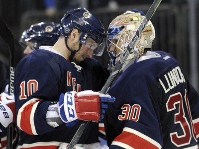 J.T. Miller a Henrik Lundqvist oslavujú triumf NY Rangers