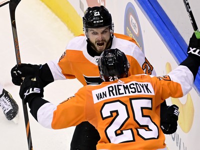 Hráči Flyers oslavujú gól