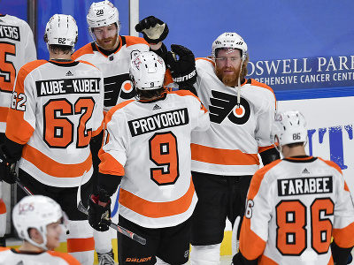 Hráči Flyers oslavujú triumf