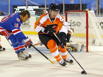 Dave Poulin vedie puk
