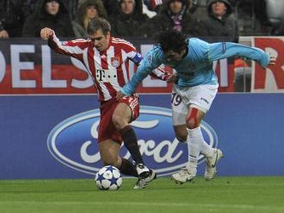 Philipp Lahm v boji o loptu