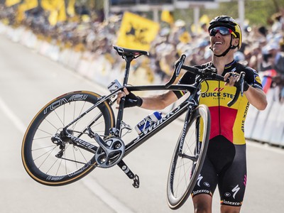 Belgický cyklista Phillipe Gilbert (Quick-Step Floors) oslavuje víťazstvo 
