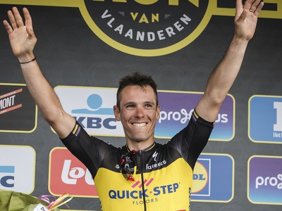 Belgický cyklista Phillipe Gilbert (Quick-Step Floors) oslavuje víťazstvo 