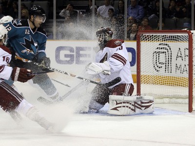 Gólman Ilya Bryzgalov z Phoenix Coyotes blokuje strelu Patricka Marleaua.