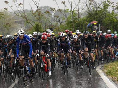 Austrálsky cyklista Kaden Groves (vpredu vľavo) pedáluje s pelotónom v daždi počas 5. etapy cyklistických pretekov Giro d´Italia