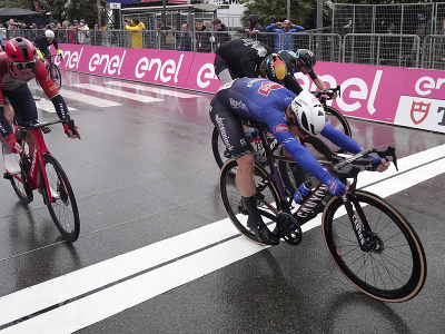 Austrálsky cyklista Kaden Groves (uprostred) víťazí v 5. etape cyklistických pretekov Giro d´Italia