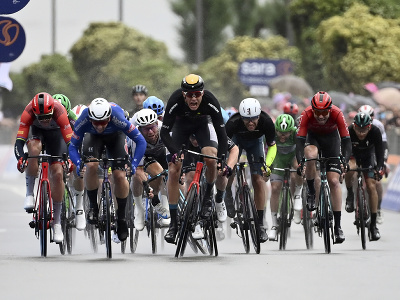 Austrálsky cyklista Kaden Groves (uprostred) v záverečnom špurte k víťazstvu po tom, ako triumfoval v 5. etape cyklistických pretekov Giro d´Italia