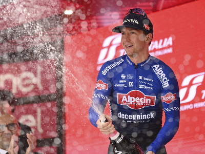 Austrálsky cyklista Kaden Groves oslavuje na pódiu so šampanským po tom, ako triumfoval v 5. etape cyklistických pretekov Giro d´Italia