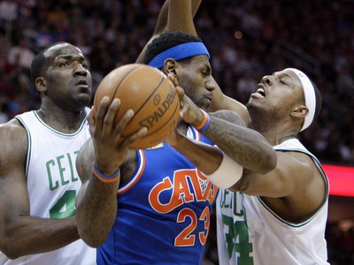 LeBron James bojuje o