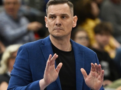 Na snímke tréner Piešťanských