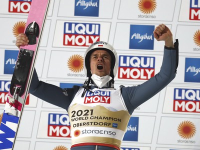 Poľský skokan na lyžiach Piotr Zyla získal na MS zlato na strednom mostíku 