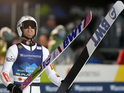 Poľský skokan na lyžiach Piotr Zyla oslavuje po tom, ako obhájil titul v individuálnej súťaži na strednom mostíku HS-102 na MS v severských lyžiarskych disciplínach v Planici