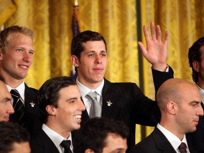 Hráči Penguins Jordan Staal, Jevgenij Malkin a pod nimi Miroslav Šatan