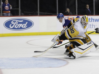 Brock Nelson dáva gól brankárovi Pittsburghu Penguins Mattovi Murraymu