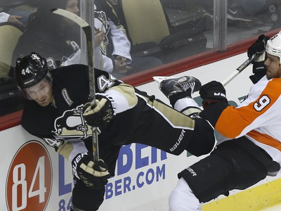 Brooks Orpik a Steve Downie