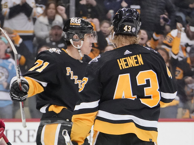 Hráči Pittsburghu Penguins oslavujú gól