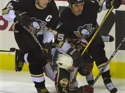Kevin Stevens (vpravo) a český útočník Jaromír Jágr v drese Pittsburghu Penguins