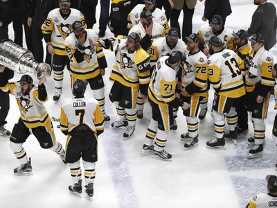 Chris Kunitz drží nad hlavou Stanley Cup