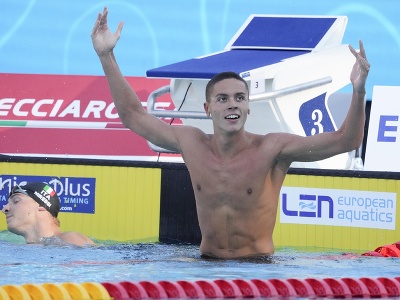 Rumunský plavec David Popovici oslavuje po tom, ako vytvoril nový svetový rekord na 100 m