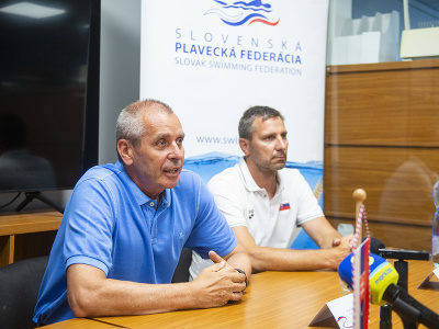 Na snímke zľava prezident Slovenskej plaveckej federácie Ivan Šulek a tréner plaveckej reprezentácie SR Roman Havrlant počas tlačovej konferencie pred odchodom slovenskej reprezentácie na majstrovstvá sveta v plávaní
