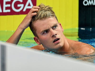 Slovenský reprezentant v plávaní Matej Duša reaguje po rozplavbách na 50 m voľný spôsob na plaveckých MS v Budapešti 