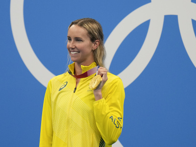 Austrálska plavkyňa Emma McKeonová pózuje so zlatou medailou po jej víťazstve na 100 m voľný spôsob v plávaní na OH 2020 v Tokiu 