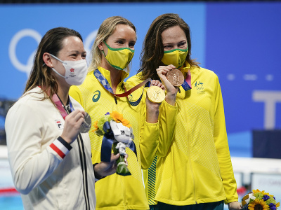 Víťazná austrálska plavkyňa Emma McKeonová (uprostred) pózuje so zlatou medailou spoločne so striebornou Bernadette Siobhan Haugheyovou z Hongkongu (vľavo) a bronzovou Austrálčankou Cate Campbellovou (vpravo)