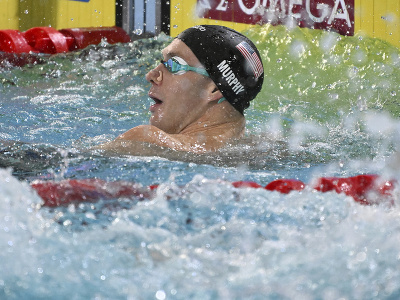 Americký plavec Ryan Murphy reaguje po jeho víťazstve vo finále na 100 m znak na MS v krátkom bazéne v austrálskom Melbourne