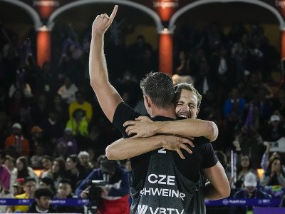 Českí plážoví volejbalisti Ondřej Perušič a David Schweiner sa stali majstrami sveta 