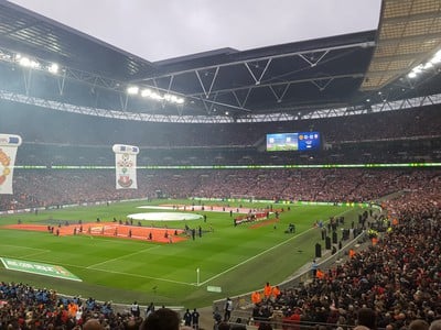 Po národnej hymne Anglicka bolo všetko pripravené na začiatok zápasu