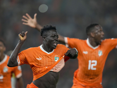 Hráči Pobrežia Slonoviny sa radujú po góle