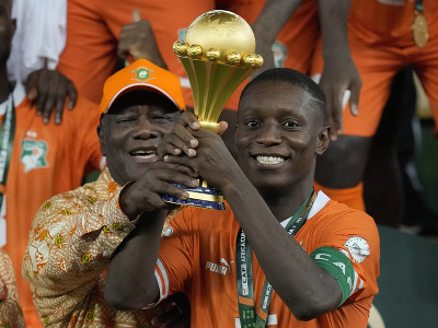 Max Gradel s trofejou pre víťaza Afrického pohára 2024