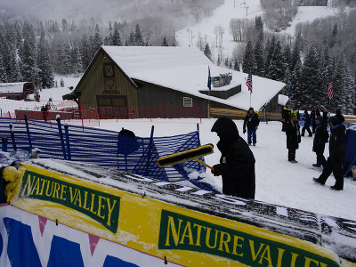 Organizátori odstraňujú sneh z trate po posunutí pretekov zjazdu Svetového pohára alpských lyžiarov v americkom stredisku Beaver Creek 